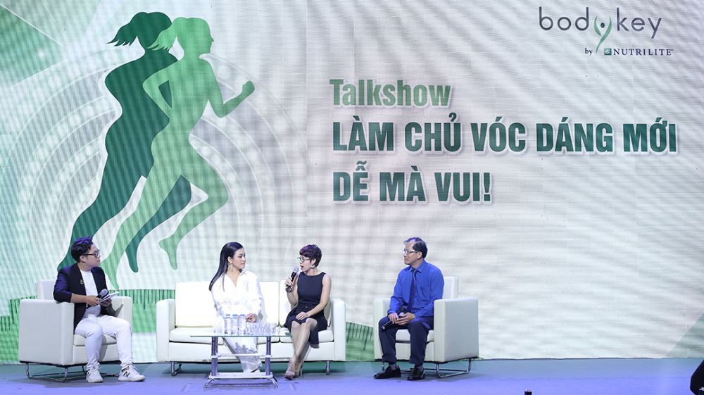 Triển lãm còn có sự góp mặt của các nghệ sĩ nổi tiếng. Triển lãm còn có sự góp mặt của các nghệ sĩ nổi tiếng.