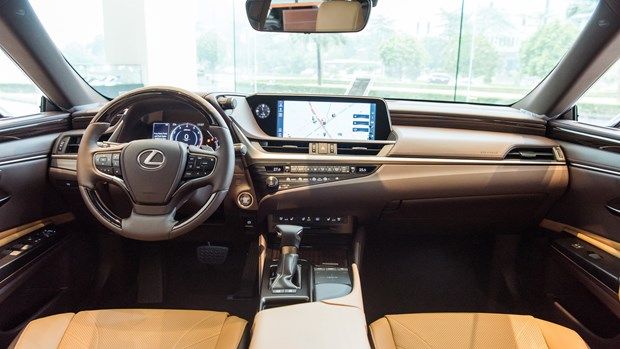 Nội thất bên trong mẫu xe Lexus ES 250. (Ảnh nguồn: TMV)