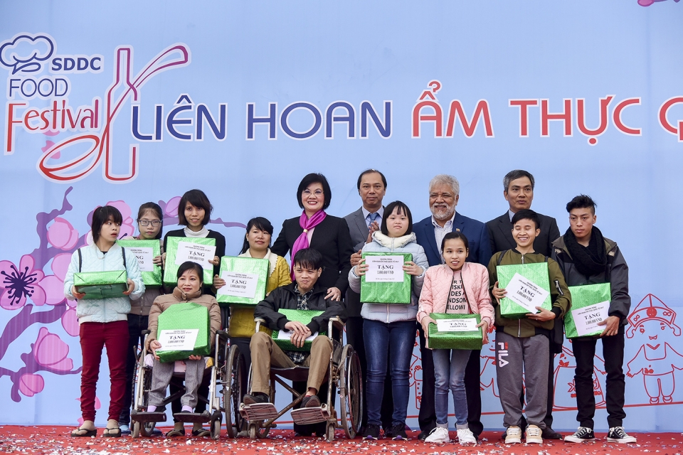 lien hoan a m thuc va long nhan ai
