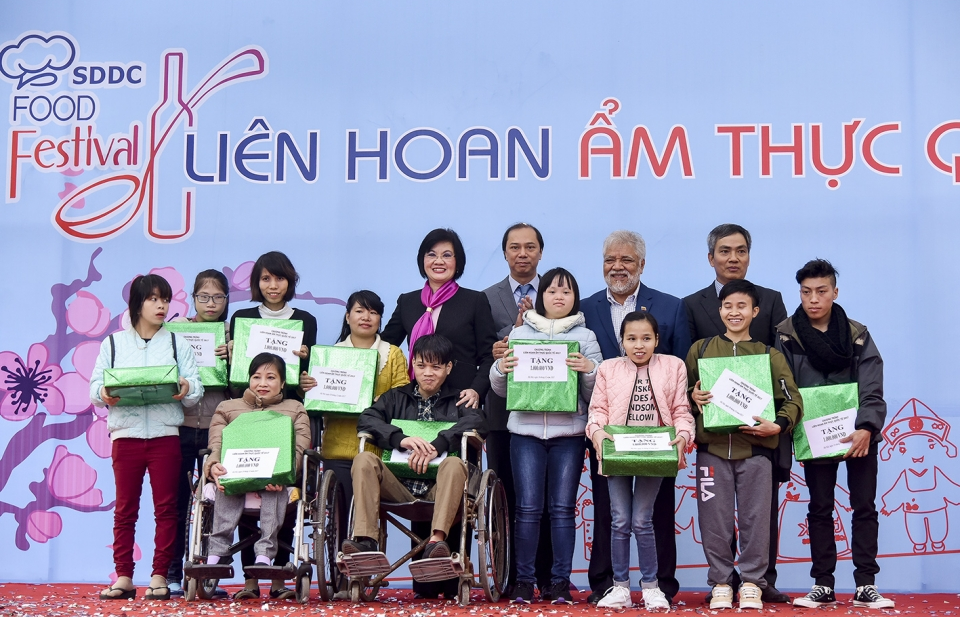 lien hoan a m thuc va long nhan ai