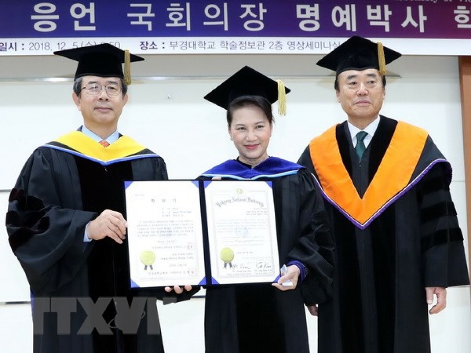 chu tich quoc hoi nguyen thi kim ngan nhan bang tien sy danh du dai hoc pukyong