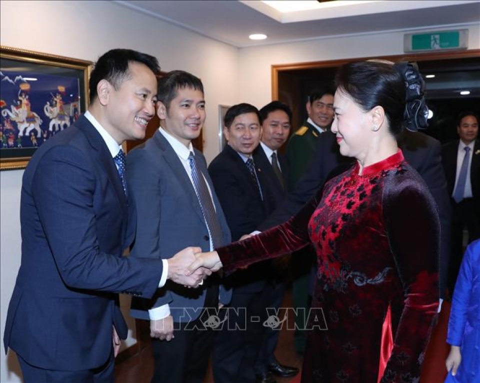 chu tich quoc hoi gap go can bo dai su quan va dai dien cong dong nguoi viet tai han quoc