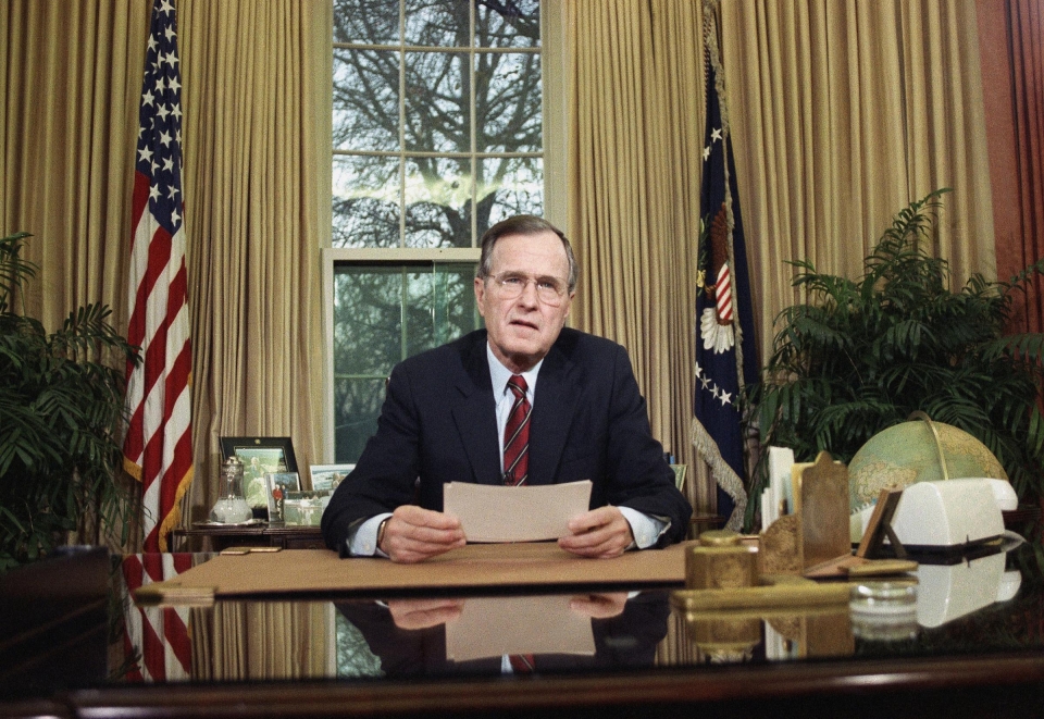 george hwbush voi ngoai giao