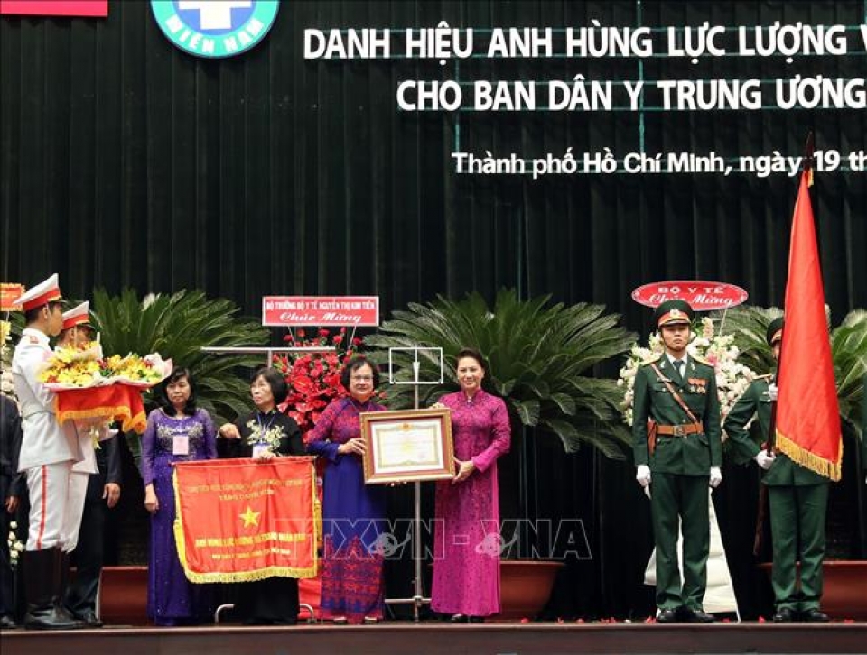 Chủ tịch Quốc hội dự Lễ đón nhận danh hiệu Anh hùng của Ban Dân Y Trung ương cục miền Nam chu tich quoc hoi du le don nhan danh hieu anh hung cho ban dan y trung uong cuc mien nam