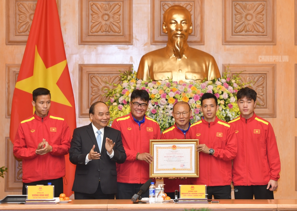 thu tuong nguyen xuan phuc trao thuong cho doi tuyen viet nam vo dich aff suzuki cup 2018