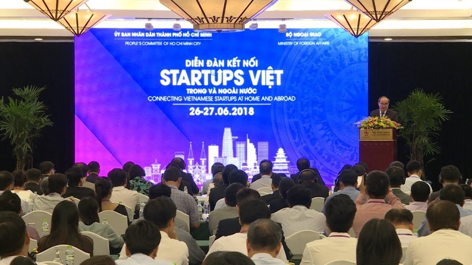 cong tac nguoi viet o nuoc ngoai buc tranh voi gam mau sang