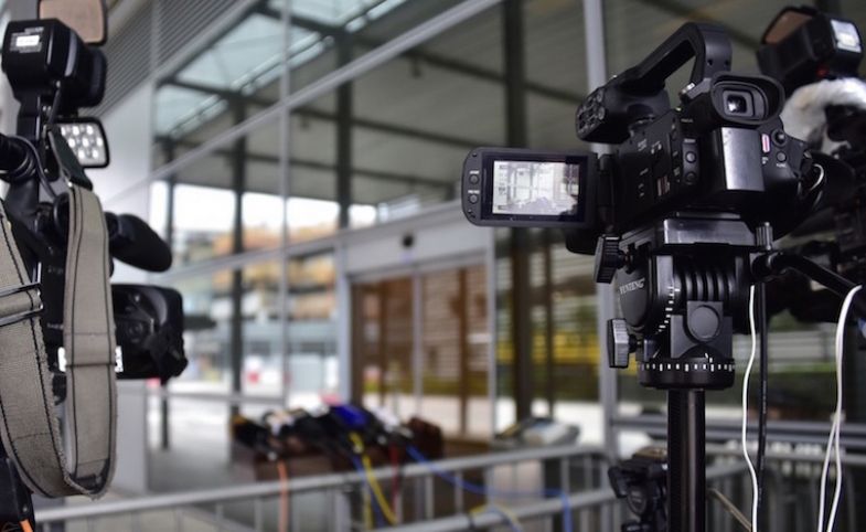 ngoai giao cong chung muon tot phai thuan hai tay