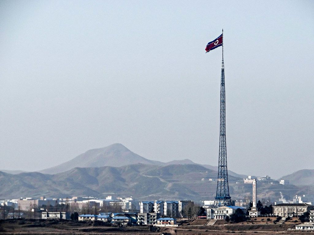 ben trong khu phi quan su lien trieu