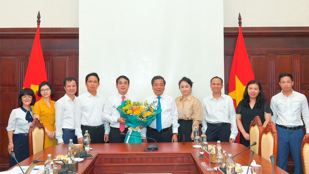 PGS.TS. Nguyễn Kim Anh – Phó Thống đốc NHNN, Chủ tịch Hội đồng tư vấn đánh giá nghiệm thu đề tài cấp Bộ của NHNN cùng các thành viên Hội đồng tặng hoa chúc mừng đề tài cấp Bộ của Vietcombank được đánh giá xuất sắc.
