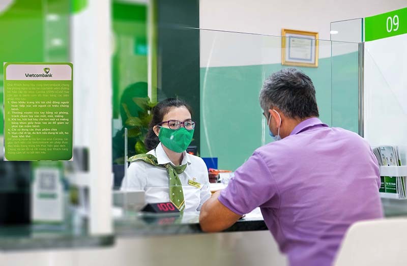 Tại các điểm giao dịch trực tiếp với khách hàng, Vietcombank tuân thủ quy tắc 5K của Bộ Y tế và dán hướng dẫn về các biện pháp phòng chống dịch.