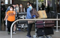 nguoi trung quoc doi chai nhua chum tui nilon de tu bao ve khoi virus corona