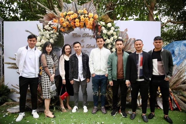 Bùi Tiến Dũng đón vợ và con gái về dinh