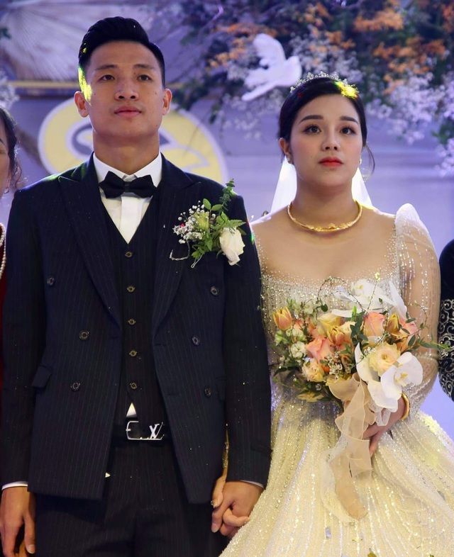 Bùi Tiến Dũng đón vợ và con gái về dinh