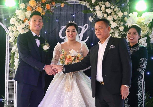 Bùi Tiến Dũng đón vợ và con gái về dinh