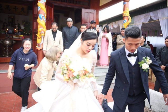 Bùi Tiến Dũng đón vợ và con gái về dinh