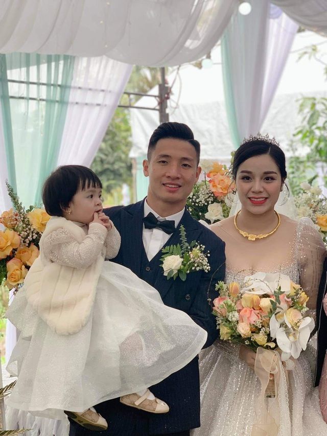 Bùi Tiến Dũng đón vợ và con gái về dinh