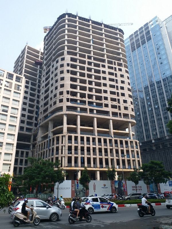 Nhiều dự án chậm triển khai do dịch Covid-19 và bị vướng vào pháp lý khiến nguồn cung sản phẩm thị thu hẹp.