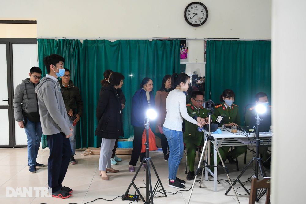 Các lực lượng đã bố trí thiết bị máy móc mới thực hiện công tác cấp thẻ Căn cước công dân lưu động.