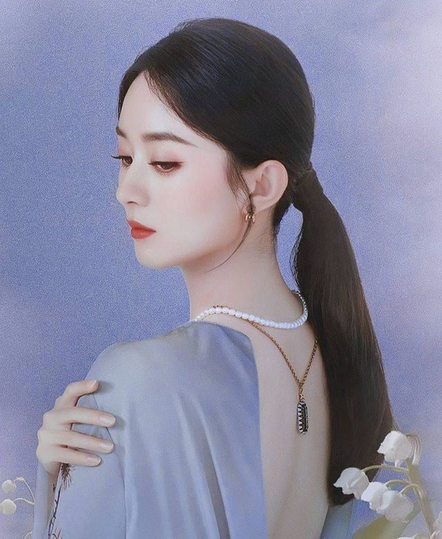 Triệu Lệ Dĩnh đã có sự thay đổi đáng kể về phong cách thời trang và thần thái sau khi sinh nở.