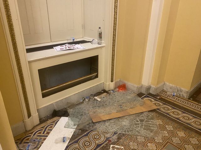 Cảnh tan hoang của tòa nhà quốc hội Mỹ sau 'bão' biểu tình