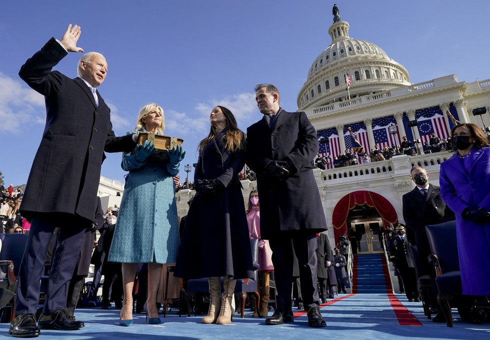 Khoảnh khắc ông Biden đặt tay lên quyển kinh thánh đã hơn 100 năm tuổi, đọc lời tuyên thệ trở thành tổng thống thứ 46 của nước Mỹ (Nguồn: AFP)