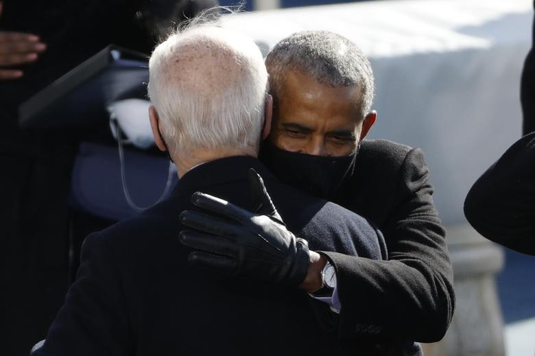 Tổng thống Joe Biden ôm cựu Tổng thống Barack Obama trong lễ nhậm chức.