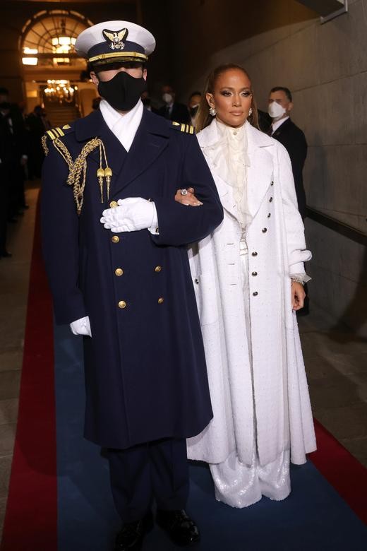 Ca sỹ Jennifer Lopez cũng được hộ tống tới lễ nhậm chức. (Nguồn:Reuters)