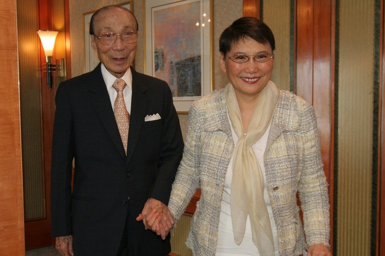 與Thieu Dat Phu 共事45 年後，63 歲的Phuong Dat Hoa 正式成為億萬富翁Thieu 的妻子。  （來源：OC）