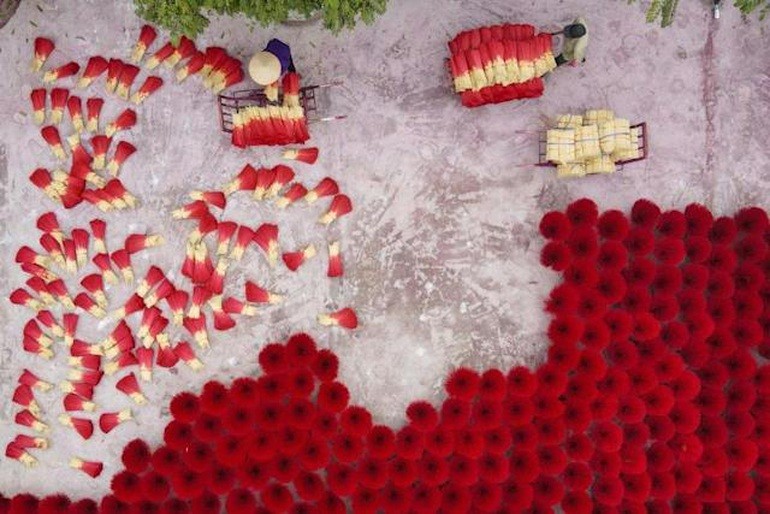 Cảnh nhộn nhịp của làng làm hương Việt ngày cận Tết lên báo Tây Cảnh nhộn nhịp của làng làm hương Việt ngày cận Tết lên báo Tây