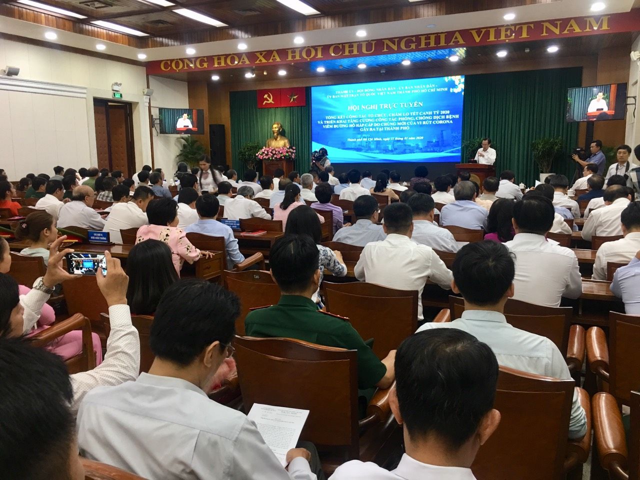 chu tich tphcm yeu cau cac so nganh tang cuong cong tac phong chong dich benh do virus corona