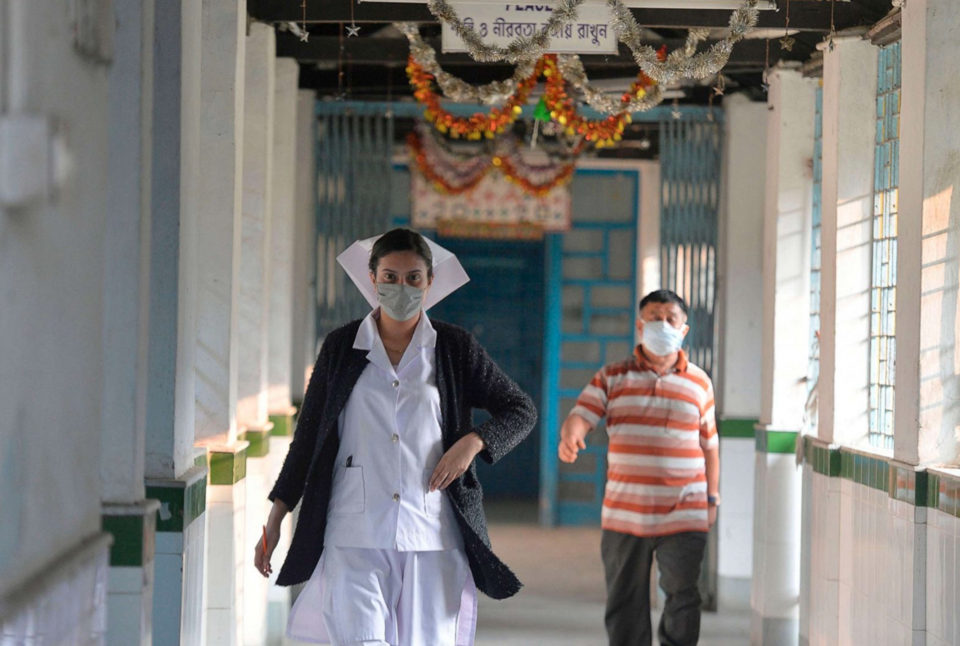 hinh anh moi nguoi o khap noi tren the gioi ung pho voi dich virus corona