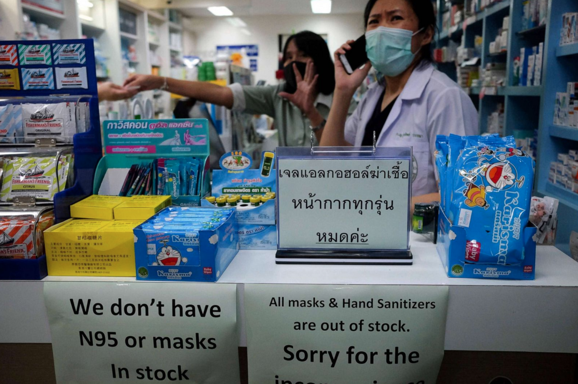 hinh anh moi nguoi o khap noi tren the gioi ung pho voi dich virus corona