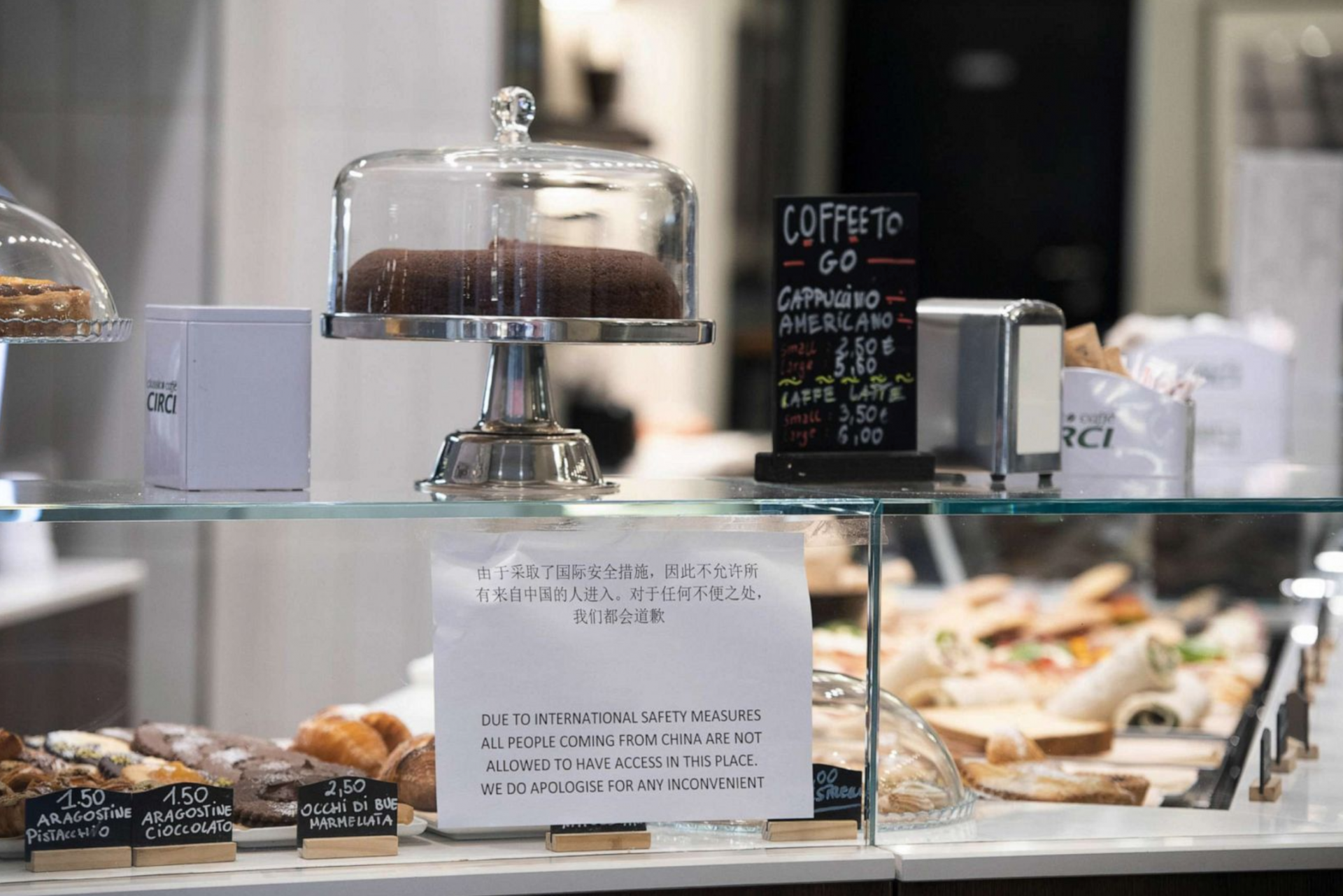 hinh anh moi nguoi o khap noi tren the gioi ung pho voi dich virus corona