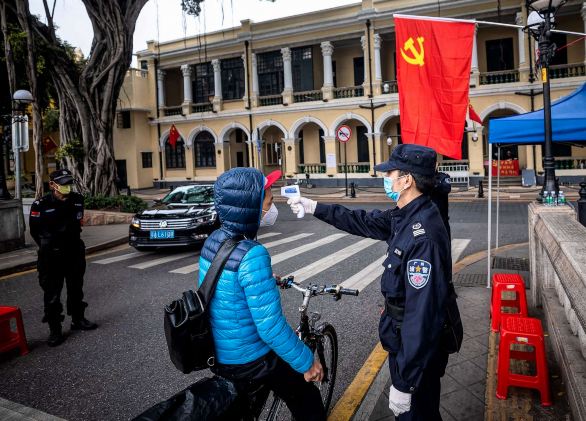 hinh anh moi nguoi o khap noi tren the gioi ung pho voi dich virus corona