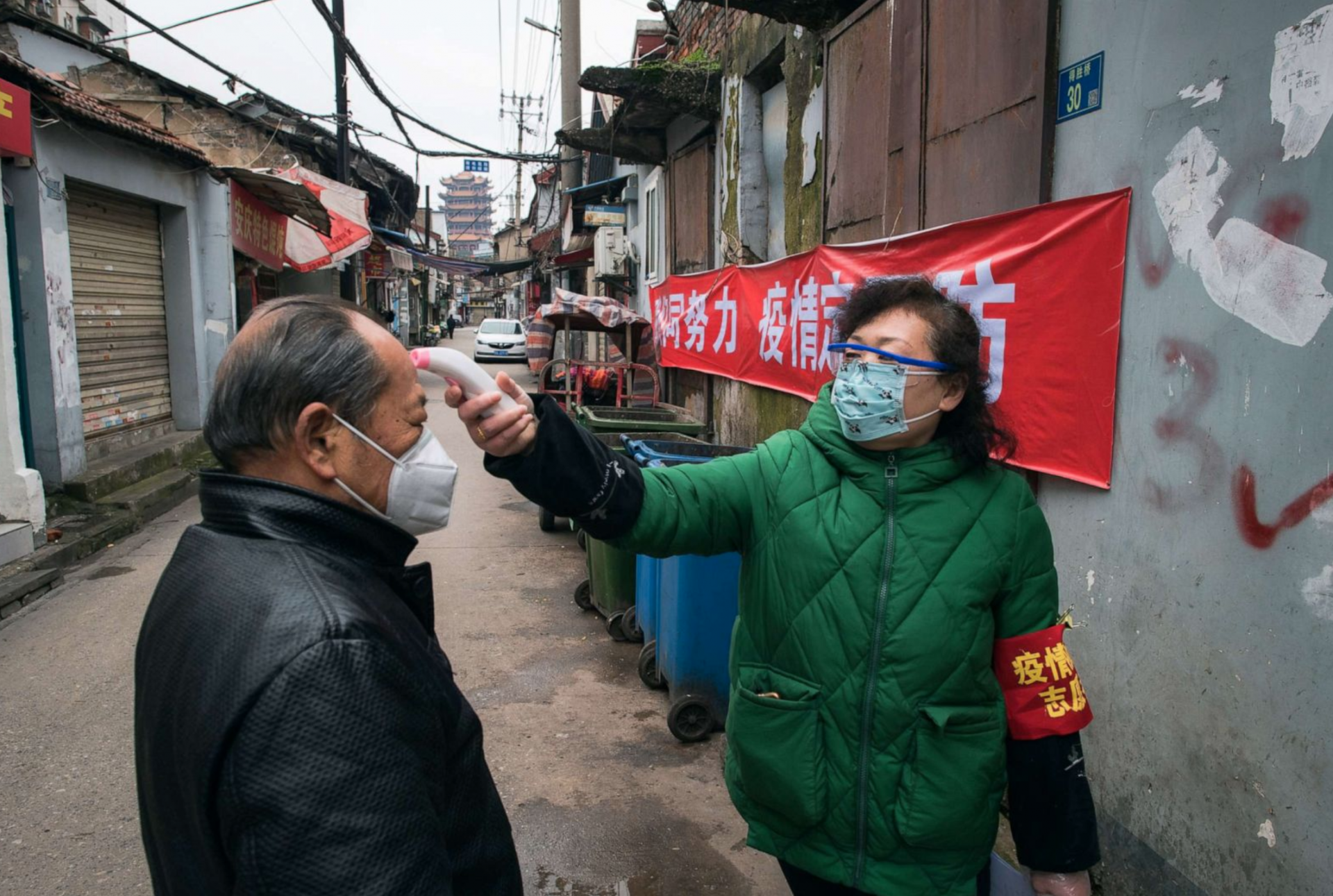 hinh anh moi nguoi o khap noi tren the gioi ung pho voi dich virus corona