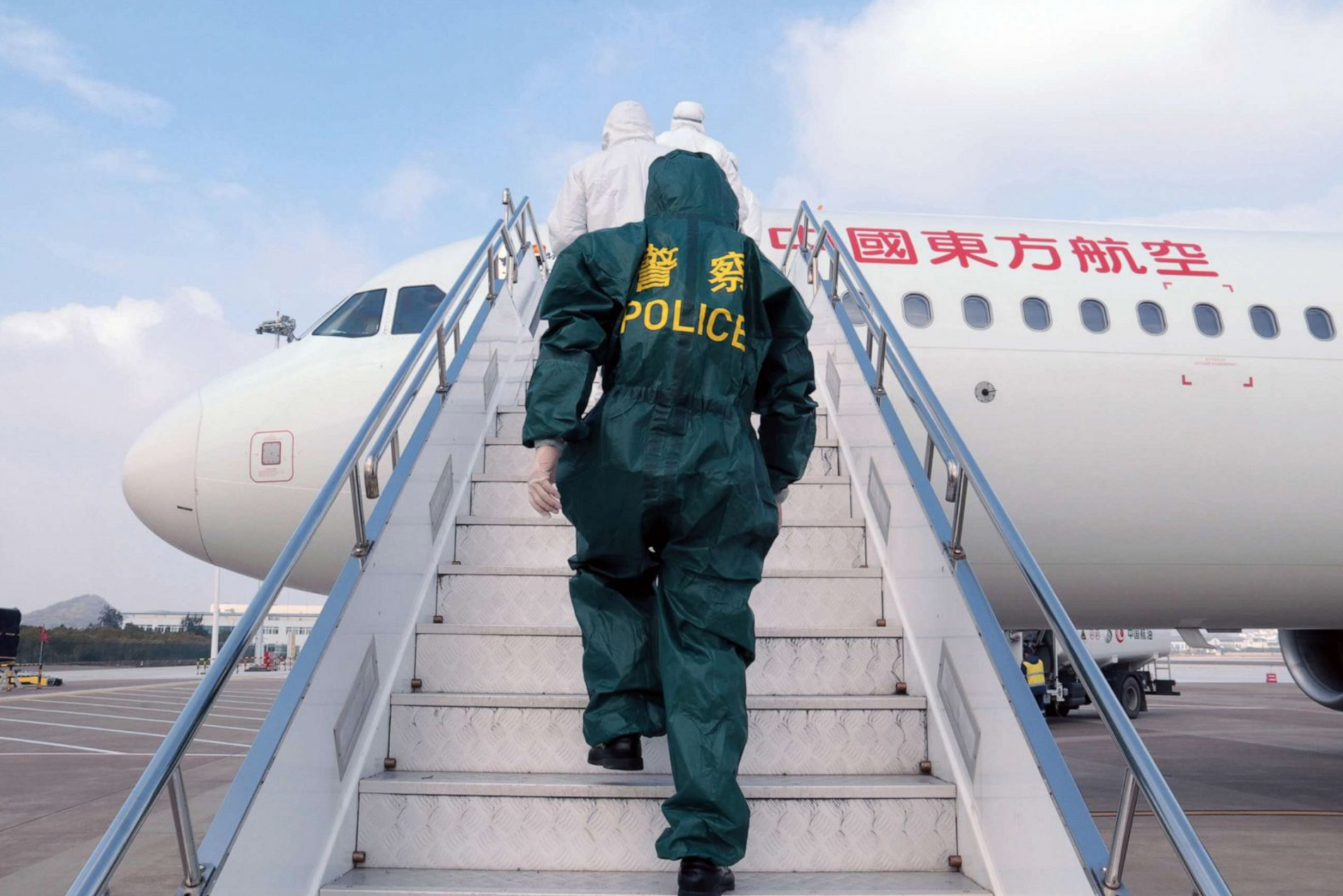 hinh anh moi nguoi o khap noi tren the gioi ung pho voi dich virus corona