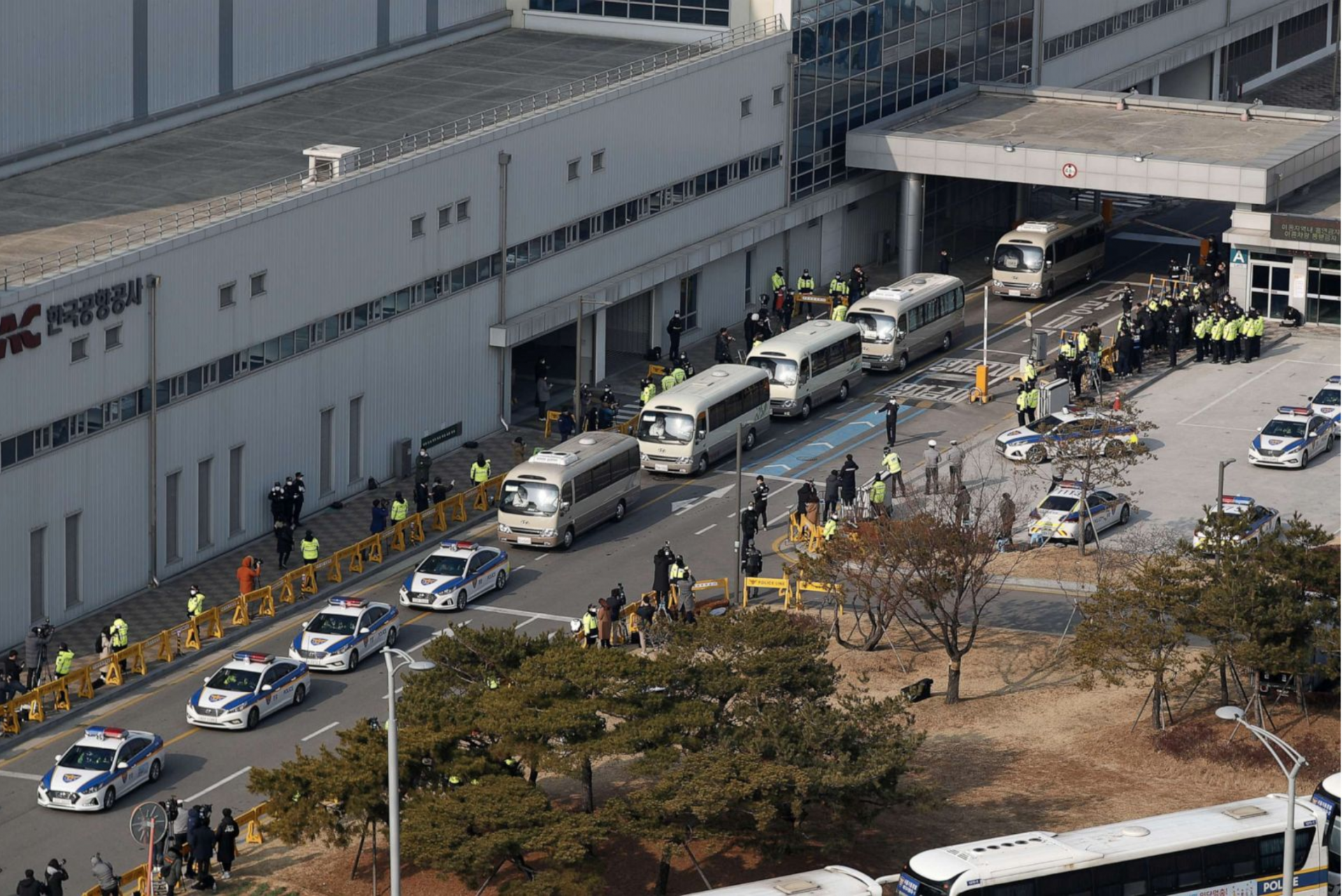 hinh anh moi nguoi o khap noi tren the gioi ung pho voi dich virus corona