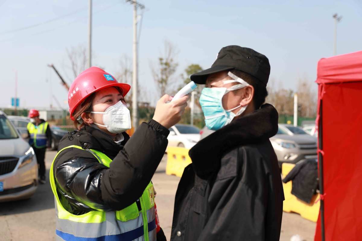 cau chuyen cua cac cap vo chong o dau chien tuyen chong dich covid 19 tai vu han