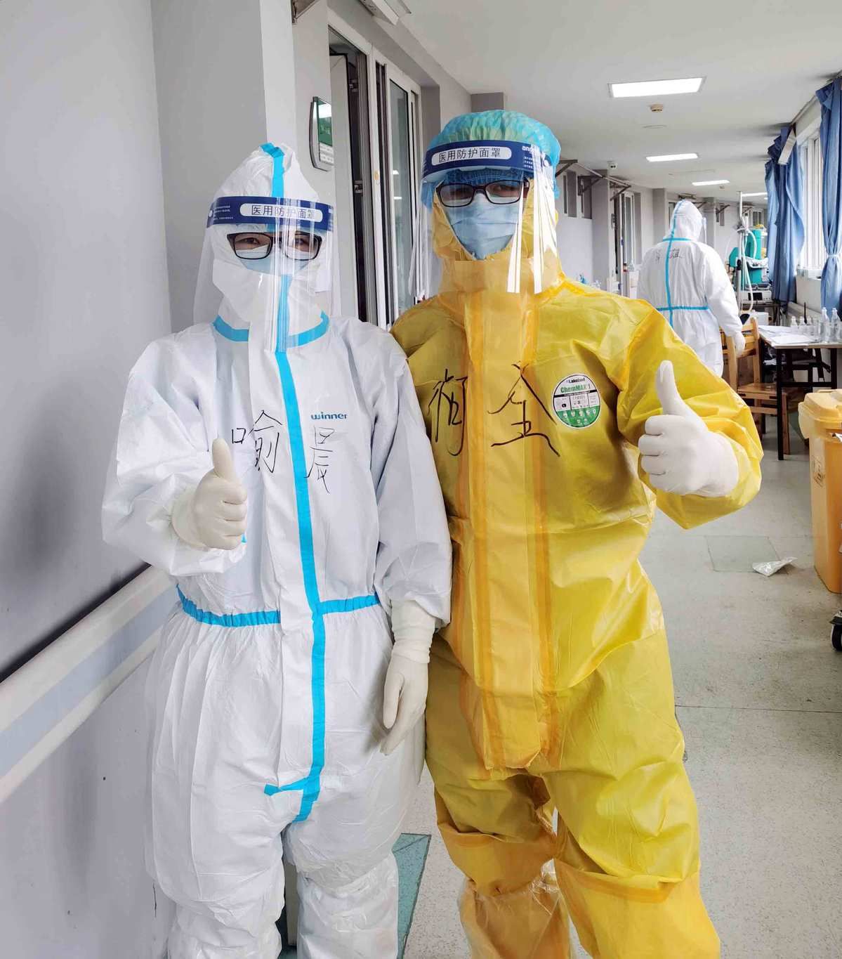 cau chuyen cua cac cap vo chong o dau chien tuyen chong dich covid 19 tai vu han