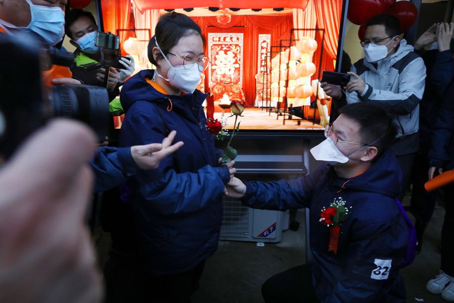 giua tam bao covid 19 dam cuoi