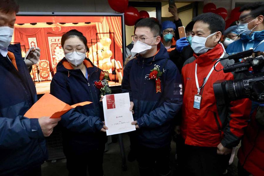 giua tam bao covid 19 dam cuoi