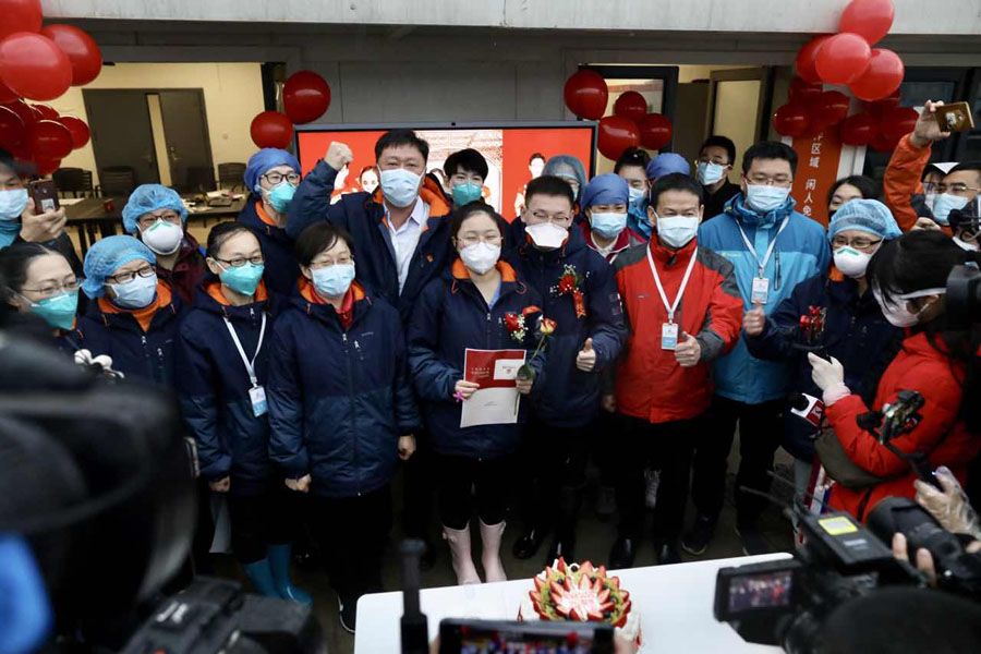 giua tam bao covid 19 dam cuoi