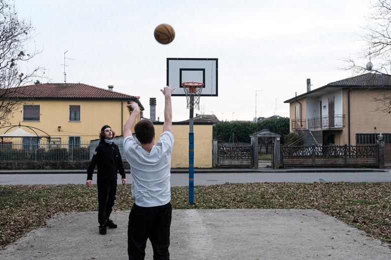 dich covid 19 cuoc song ben trong vung do bi cach ly o italy