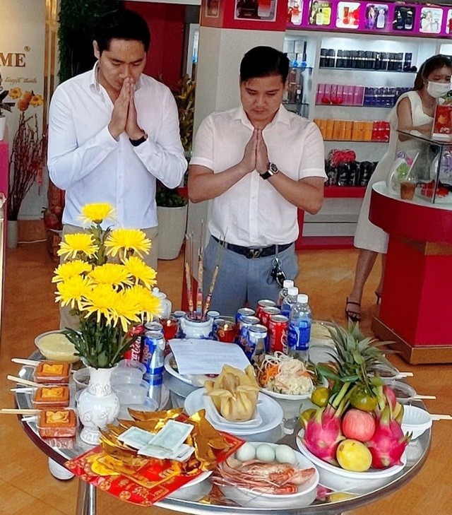 'Soi' mâm cỗ ngày vía Thần Tài của loạt sao Việt