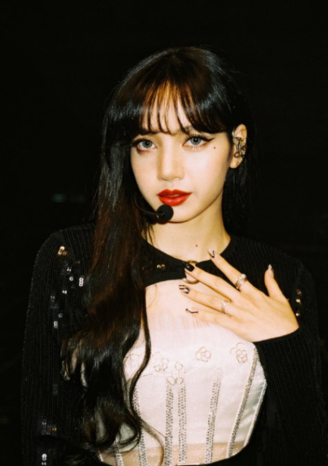Lisa BLACKPINK gây bất ngờ với hình ảnh gợi cảm