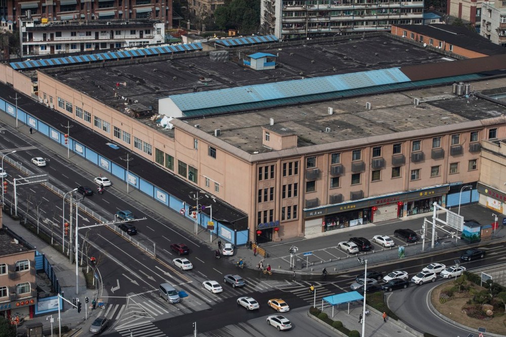 Chợ hải sản Hoa Nam ở Vũ Hán có liên quan đến nhiều ca mắc Covid-19 đầu tiên. Ảnh: Getty. Chợ hải sản Hoa Nam ở Vũ Hán có liên quan đến nhiều ca mắc Covid-19 đầu tiên. Ảnh: Getty.