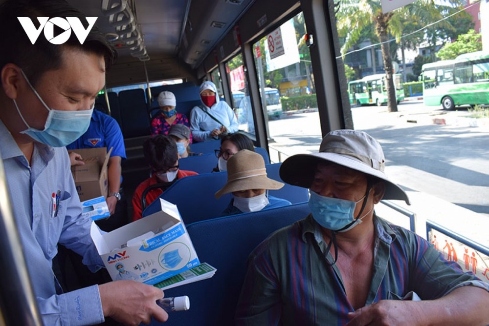 Dịch Covid-19: TP. Hồ Chí Minh phát khẩu trang và nước rửa tay miễn phí cho khách đi xe buýt