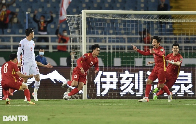 Tấn Tài mở tỷ số cho đội tuyển Việt Nam tại trận lượt về vòng loại thứ ba World Cup 2022 khu vực châu Á.