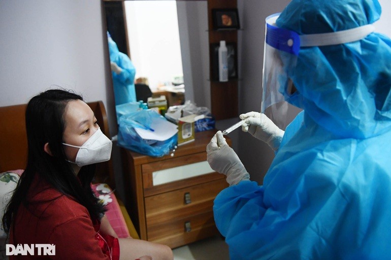 Nhân viên y tế theo dõi sức khoẻ bệnh nhân Covid-19 tại nhà Nhân viên y tế theo dõi sức khoẻ bệnh nhân Covid-19 tại nhà