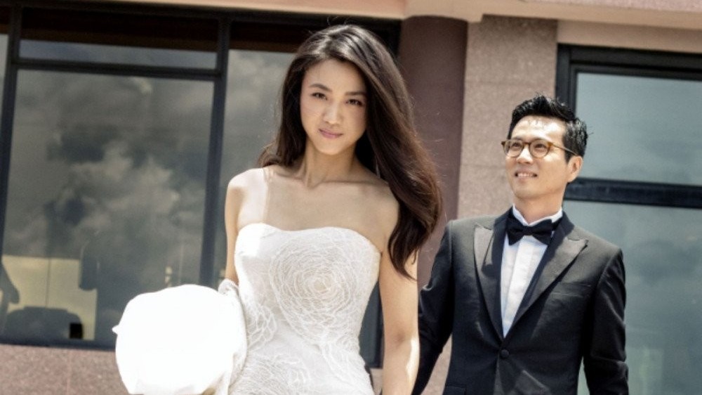 CBiz: Nữ diễn viên phim 'Sắc giới' phủ nhận tin đồn ly hôn với chồng